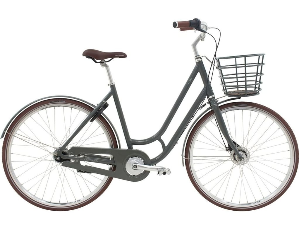 Grå damescykel med lav indstigning, brun saddel og håndtag samt en sort metalkurv foran.