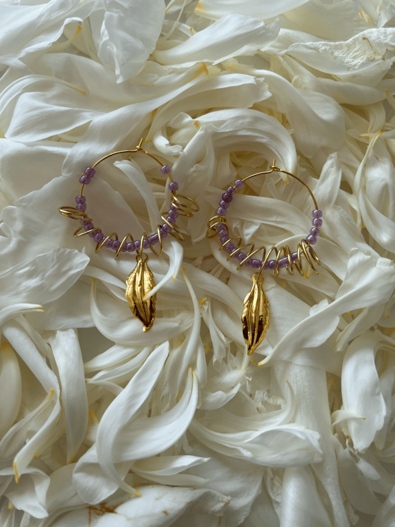 Creole med lilla perler og snoede kobber tråd