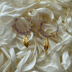 Creole med lilla perler og snoede kobber tråd – produktbillede