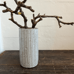 Vase, grå ler med hvid glasur – produktbillede