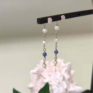 Øreringe med vedhæng på låsen – produktbillede