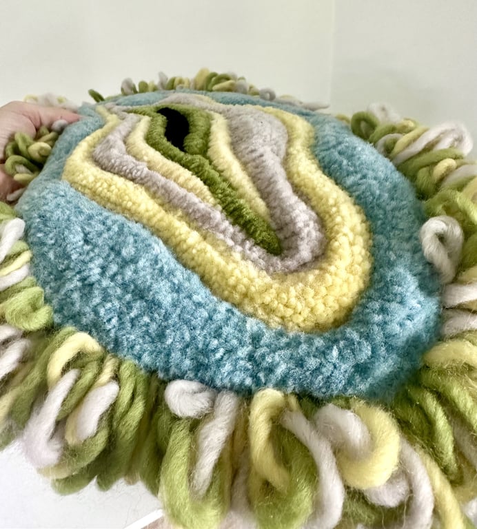 Tuftet kone som vægophæng – håndlavet i uld  billede 2