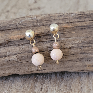 Nude marmor ørestikker. – produktbillede