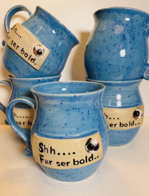 Krus med tekst - Shh..far ser bold.