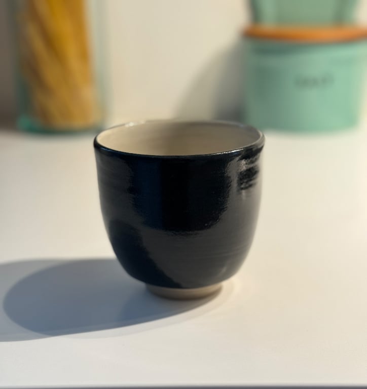 Krus med fod, sort/hvid