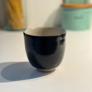 Krus med fod, sort/hvid – produktbillede