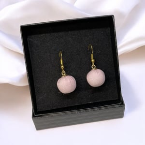 Lyserød øreringe  – produktbillede