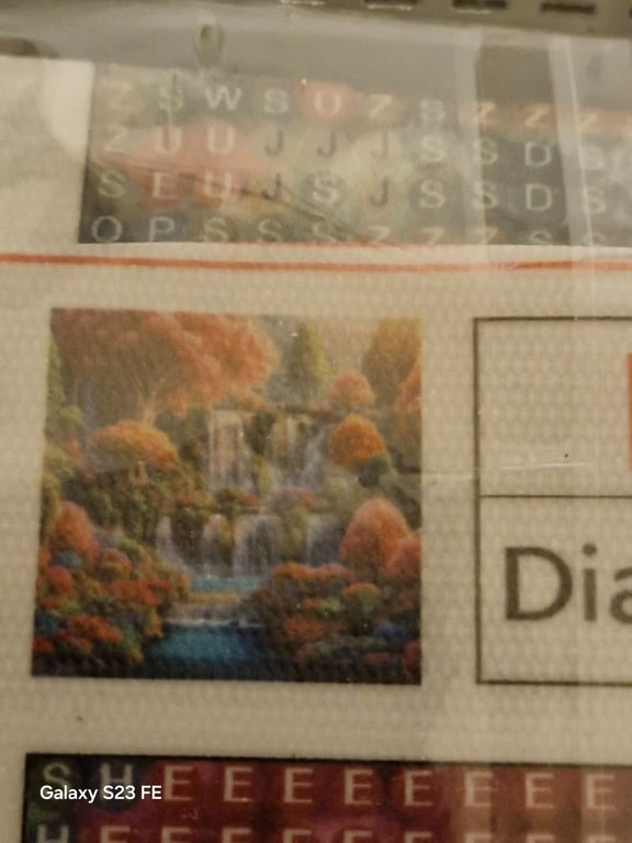 Her er der et rigtig pæne billede med nogle pæne blomster og ved siden af løber der et pænt vand fald  og den er 20/20 