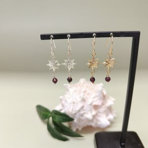 Julestjerne ørekroge med granat – produktbillede