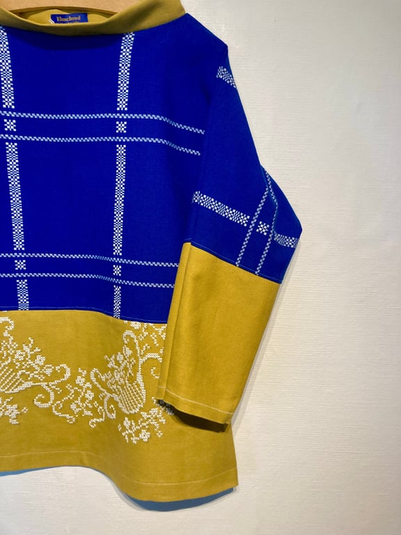 Trine-bluse i blå og karrygul billede 2