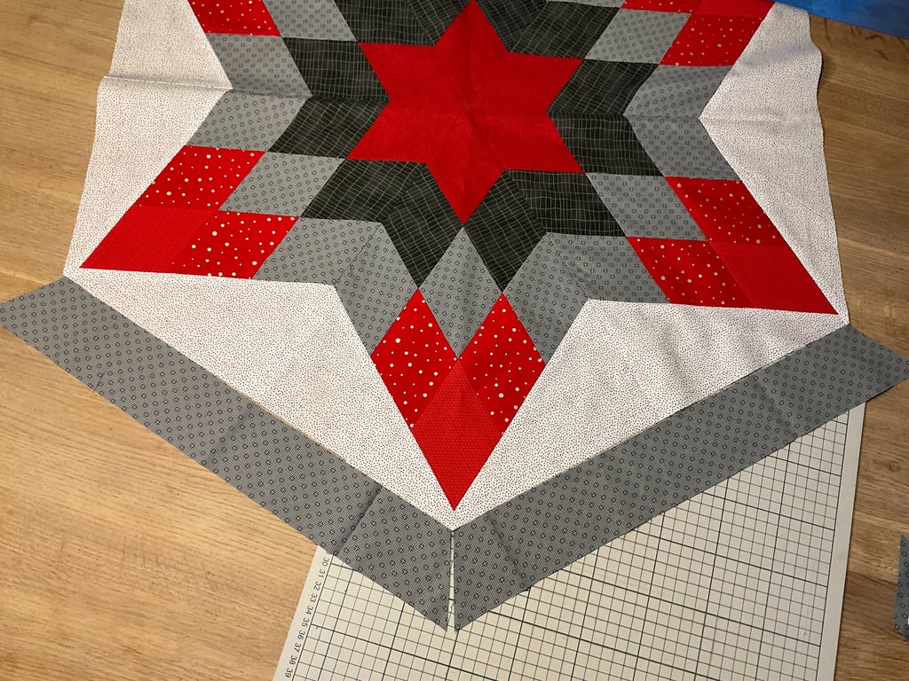 Juletræs tæppe med flot stor stjerne. Bemærk 8 eller 6 ben i stjernen, begge medfølger i dette opskrift. billede 2