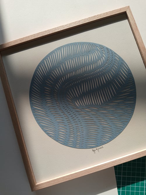 30x30cm papercut, støvet blå, indrammet