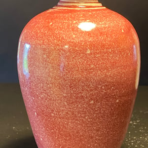 Flaskevase i rødlig glasur – produktbillede