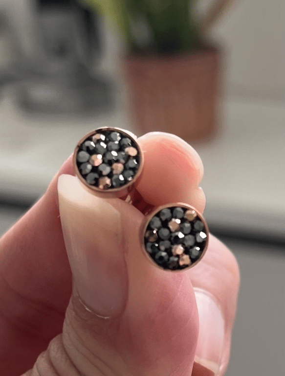 Rose guld stål øreringe bezel sæt med grå og rosa guld krystal.