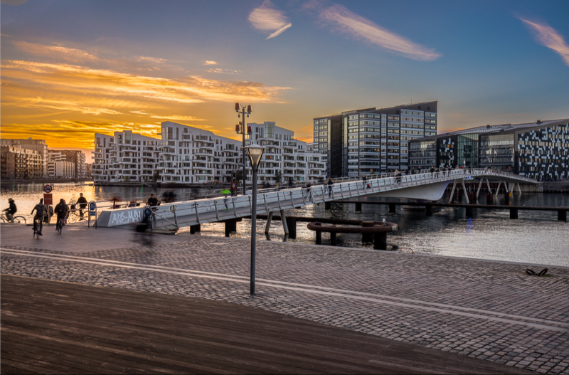 Smukt lys over Bryggebroen lige efter solnedgang en smuk vinteraften 