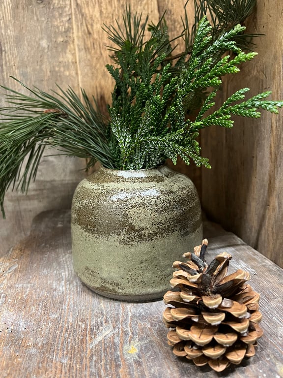 Vase i grøn glasur H 10 cm. billede 3