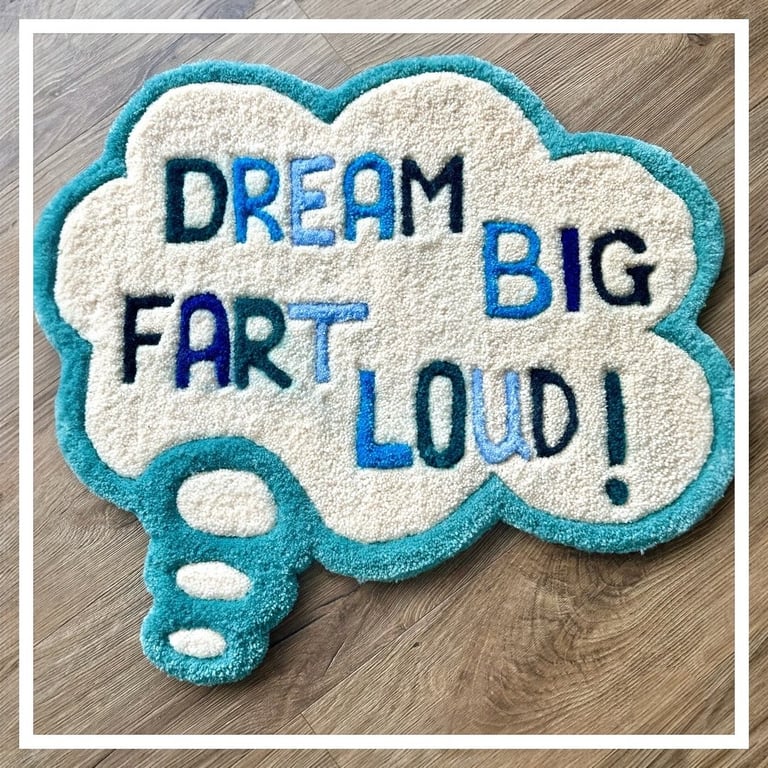 "Dream big fart loud" tuftet tæppe. 