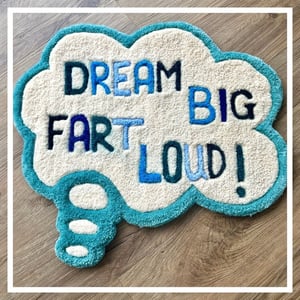 "Dream big fart loud" tuftet tæppe.  – produktbillede