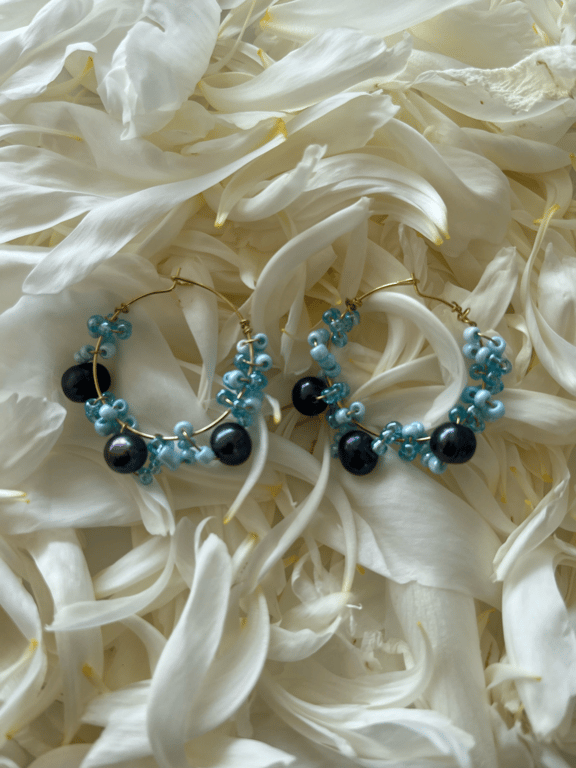 Creoles øreringe i blåfarve med bl.a. ferskvandsperler