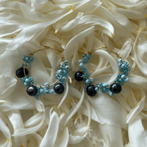 Creoles øreringe i blåfarve med bl.a. ferskvandsperler – produktbillede