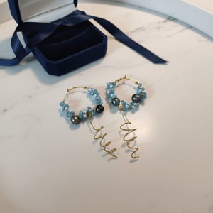 Creoler med lyseblå og mørke ferskvandsperler snoet wire vedhæng – produktbillede