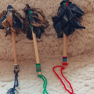 Rasle fra Peru.. den ægte med klove fra geder – produktbillede