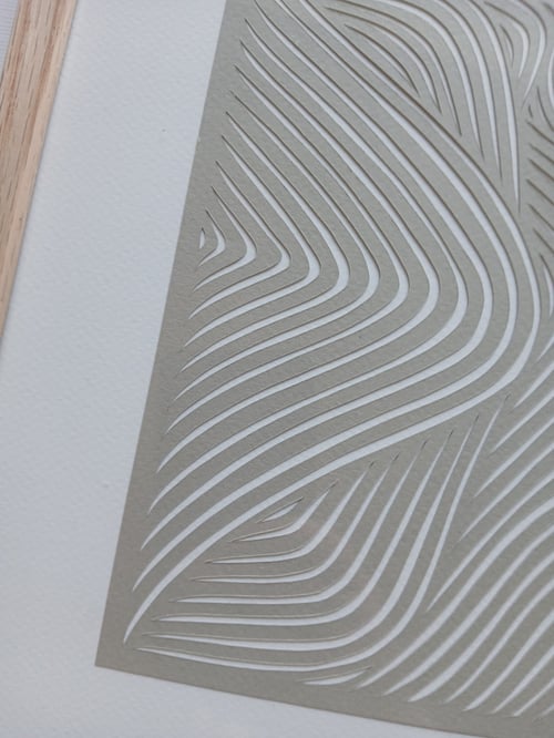 A3 papercut, beigegrå, indrammet 