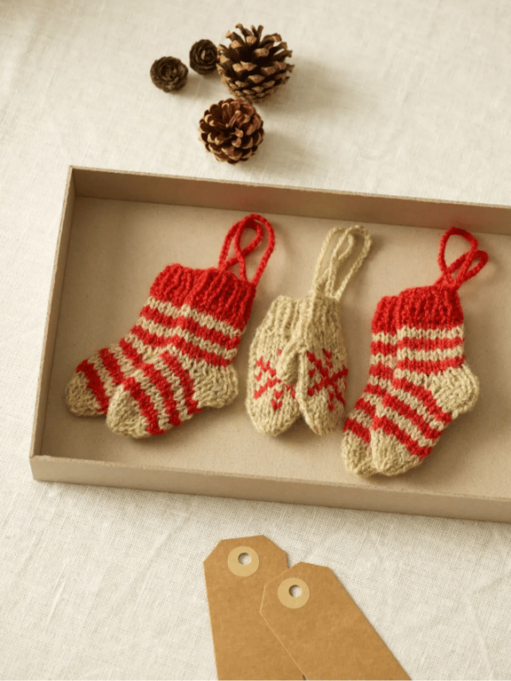 Opskrift: Nissesokker og vanter strikket i finuld billede 2