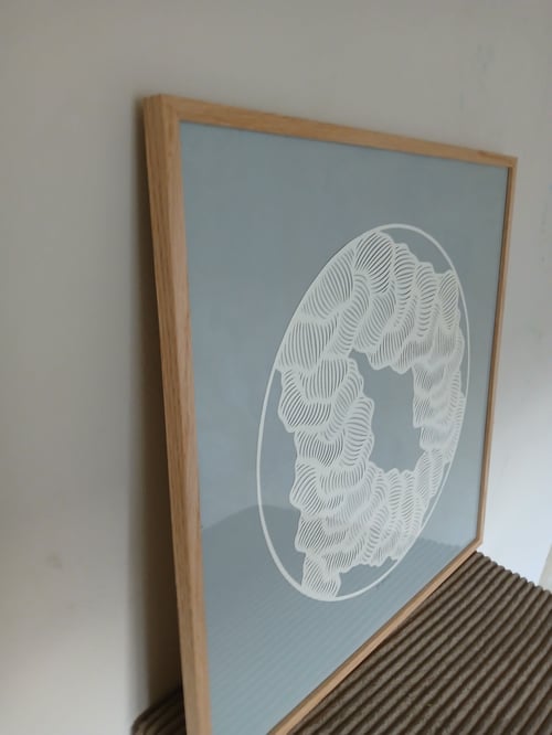 50x50cm papercut, dueblå, indrammet 