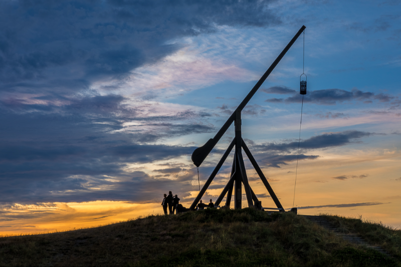 Solnedgangen nydes en sommeraften fra Fyrbakken med vippefyret i Skagen en smuk sommeraften