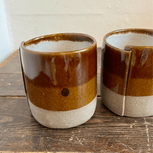 Krus i gråt ler med gyldenbrun glasur. – produktbillede