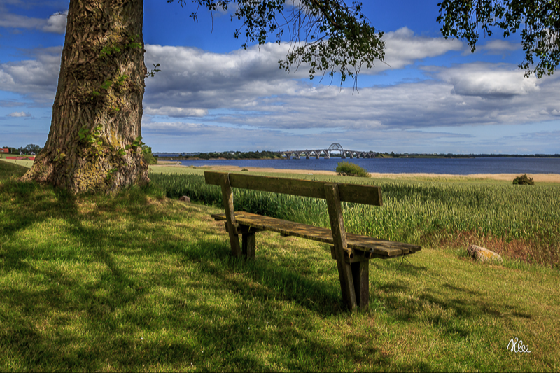 Udsigt til Møns broen fra Kalvehave kirke en smuk sommerdag