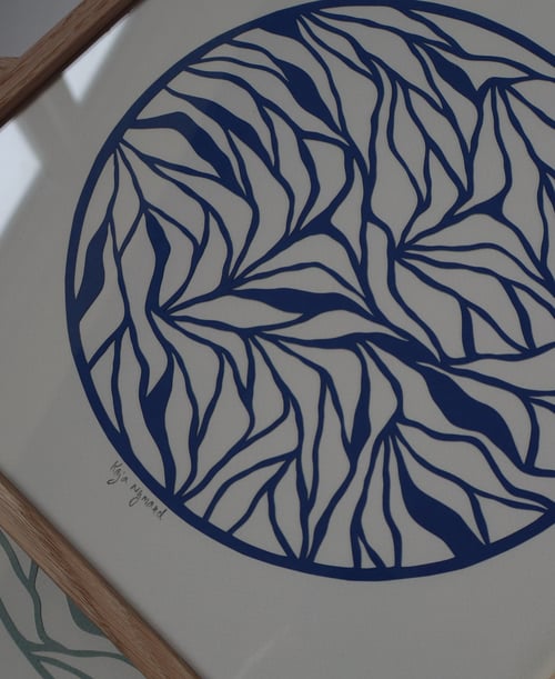 30x30cm papercut, kongeblå, indrammet