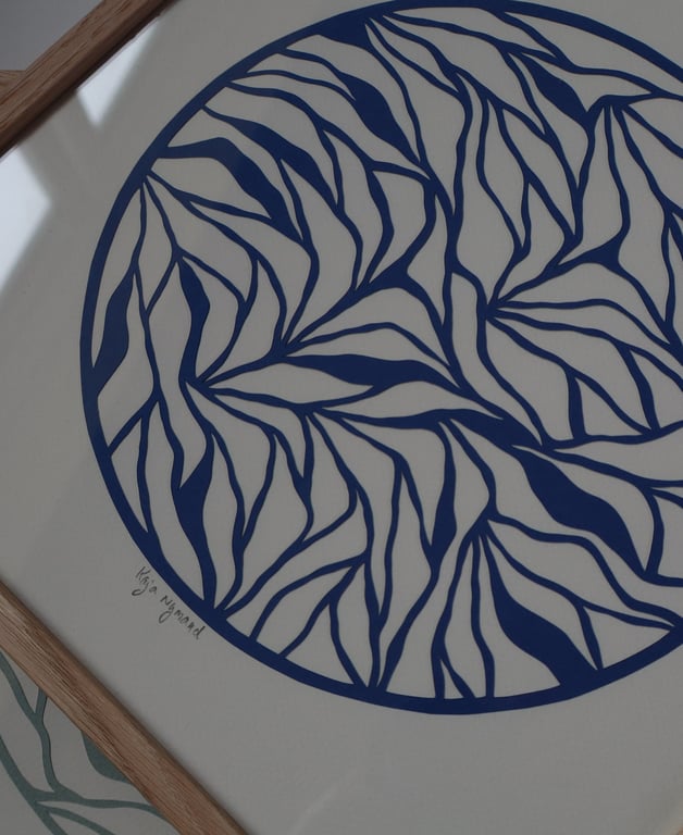 30x30cm papercut, kongeblå, indrammet (2)