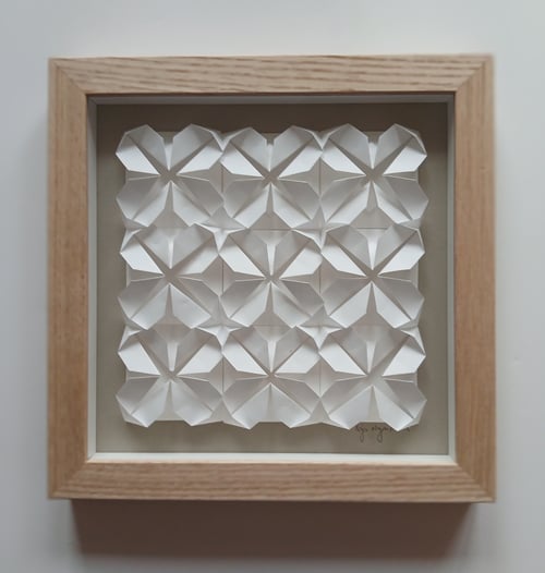 20x20cm foldet værk, hvid, beigegrå, indrammet 