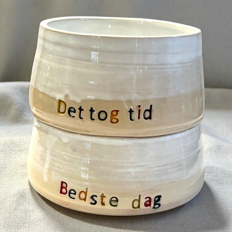 Foderskål med citat – håndlavet stentøj (lille)