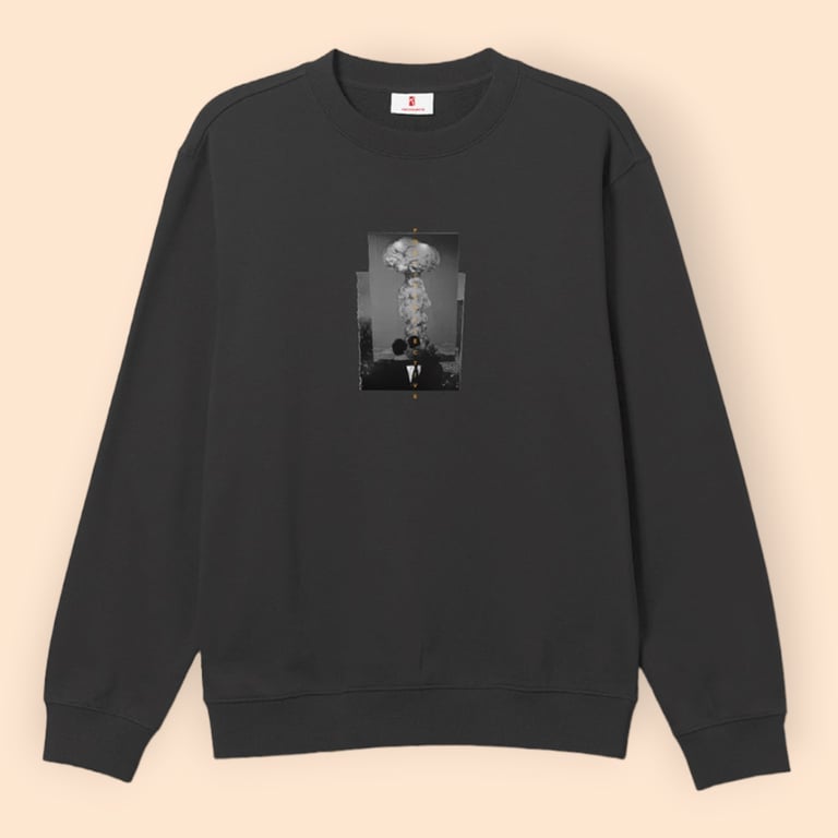 Sort sweatshirt med motiv af en person i jakkesæt, hvor hovedet er erstattet af en eksplosiv svampesky.