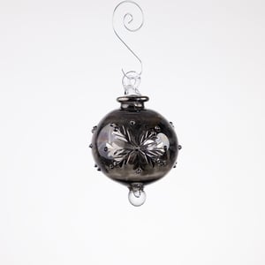 JULEKUGLE DESIGN 1007 SMOKE MED HVIDGULD – produktbillede