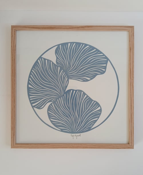 30x30cm papercut,, dueblå, indrammet 