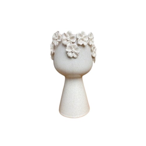 Keramisk vase med højt, smalt fodstykke og en rund top dekoreret med reliefflowers i samme beige farve. (1)
