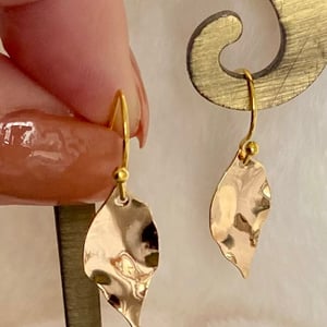 Øreringe med Let Bølgende Blade – produktbillede