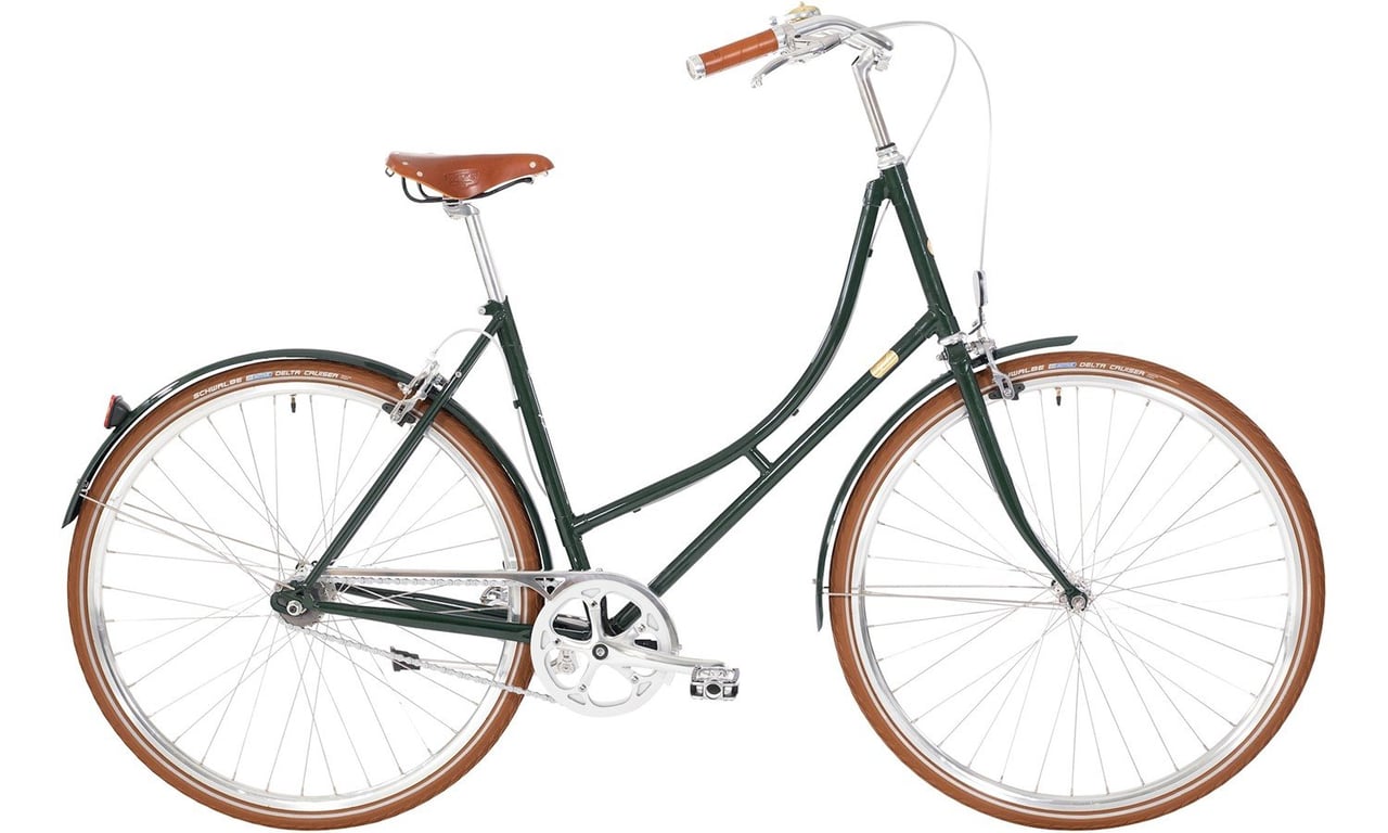 Mørkegrøn citybike med lysebrunt lædersadel og håndtag, brune dæk og skærme.