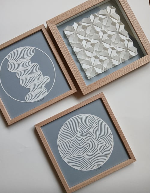  20x20cm Foldet papirværk, hvid-dueblå, indrammet