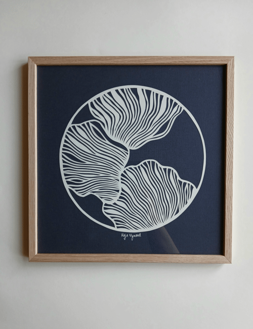 30x30cm papercut, Marineblå, knækket hvid, indrammet 