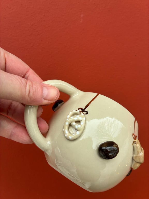 Stor kaffebønnekop med guld 