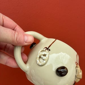 Stor kaffebønnekop med guld  – produktbillede