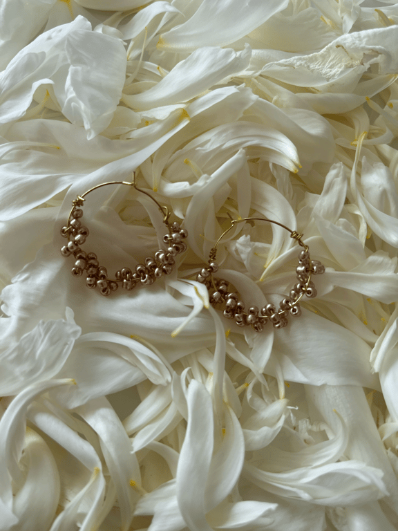 Creole med gyldne perler og snoet kbbertråd.