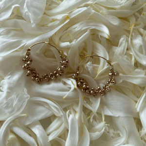 Creole med gyldne perler og snoet kbbertråd. – produktbillede