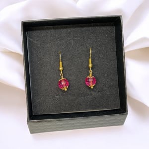 Lyserød øreringe  – produktbillede