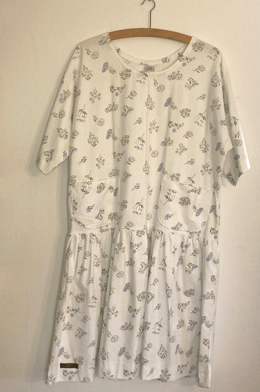 Sol-kjole med sommerblomster